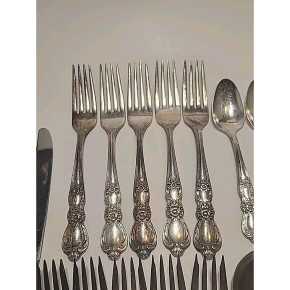 Vintage 1847 Rogers Bros HERITAGE Silver Plate Flatware Set 28 Pieces Post 1940 - Picture 4 of 6